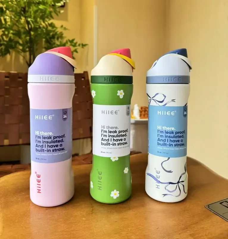 Três garrafas Free Sip coloridas com canudo embutido